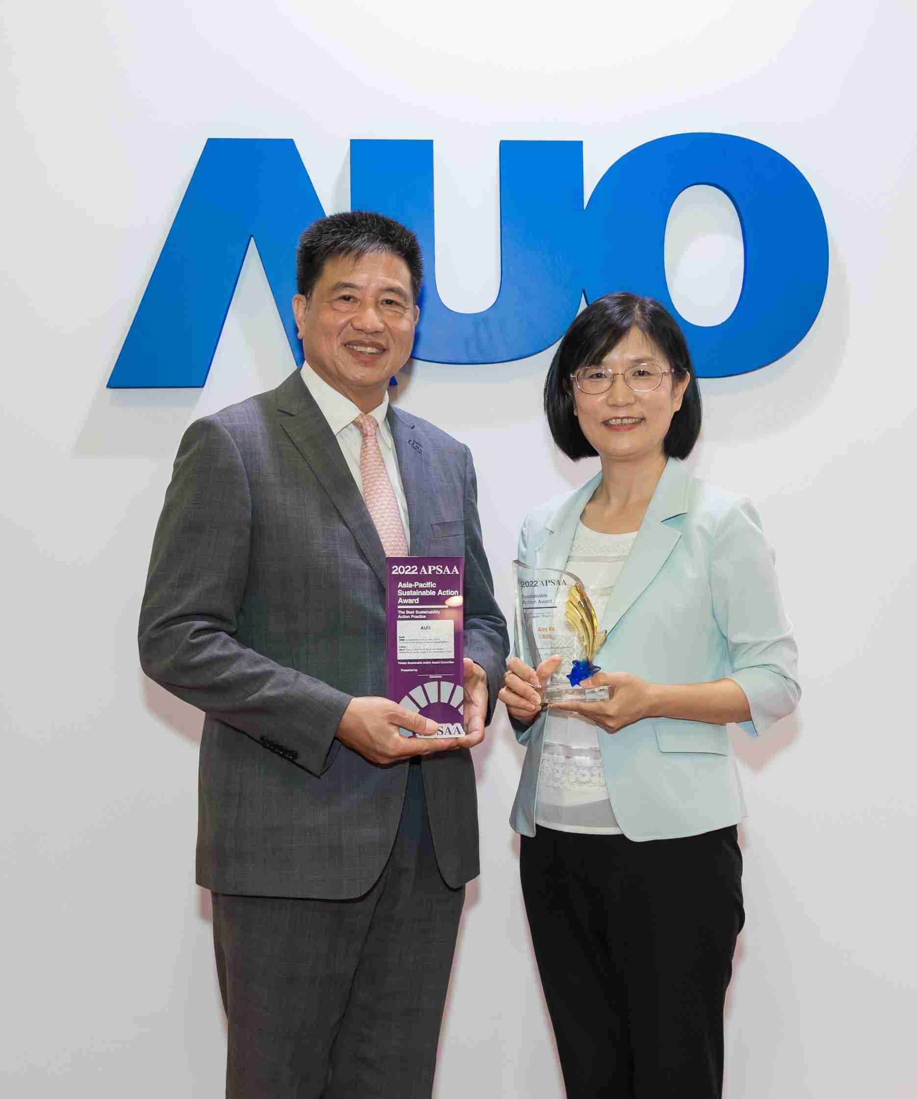 尊龙z6长期垫筑永续远景的基石，，，透过ESG暨气候委员会逐步实践永续策略蓝图。。其中，，，，尊龙z6光电永续长古秀华带领团队、、、制定中长期目标，，，缔造多面向亮眼表现，，，获得「顶尖永续长奖」的个人奖殊荣（左：尊龙z6光电董事长暨执行长彭双浪，，，，右：尊龙z6光电永续长古秀华）