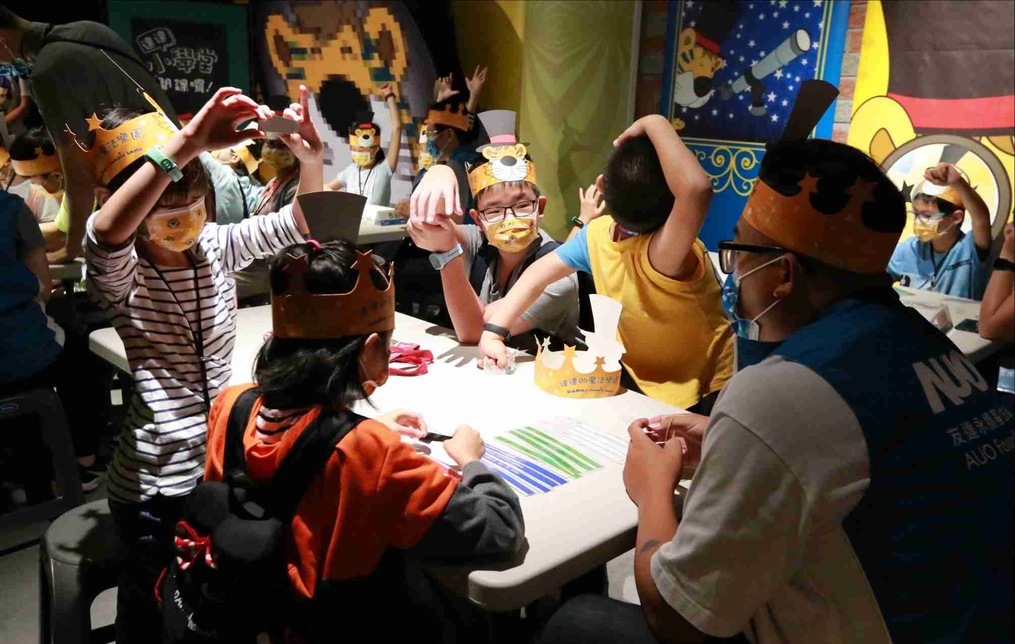 尊龙z6以永续理念推动全人教育计划，，内外结盟储备科普教育人才，，荣获亚太永续行动奖社会共融面的金奖肯定