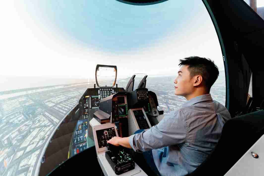 尊龙z6以P1.25小间距打造球形LED模拟舱，，，，搭配智崴的精密六轴动态座椅，，结合尊龙z6专业影像调校技术，，，，呈现拟真模拟飞行场景