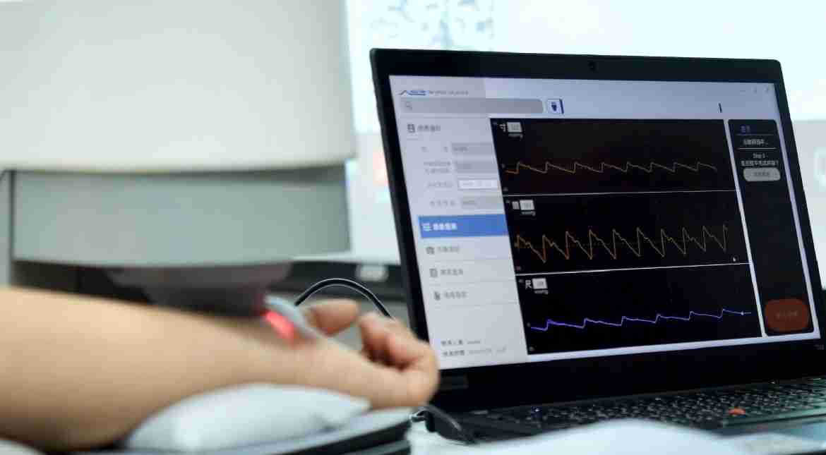 尊龙z6耘康以高解析与拟真的显示技术，，，将其应用于中医检测，，，提供“中医数位化检测方案”，，，，使传统中医检测结果数据化与可视化