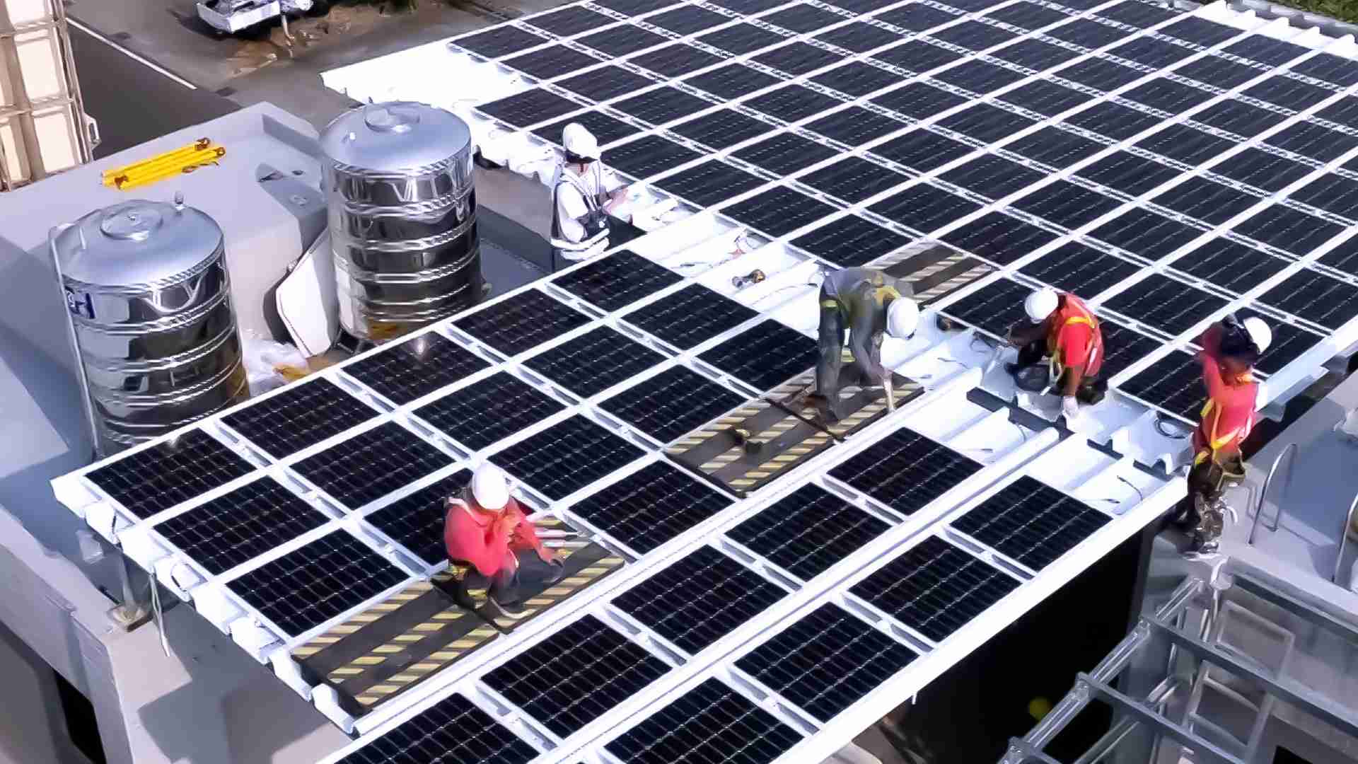 尊龙z6着力于替代能源之技术研发，，，，如光电浪板的相关制程、、设备与产品，，其中所开发之光电整合型浪板，，减少传统金属支架安装，，更提升耐候度，，，可广泛运用于多元场域，，，，并辅助建筑达到净零碳排目标