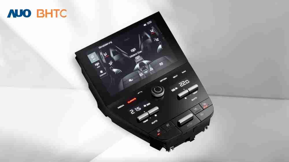 作為友達新生力軍，，BHTC所展示的中央與後座鞍部的Display HMI產品，，，，可處理多區恆溫控制、、、、顯示畫面，，呈現仿真3D車室分區；以力傳感技術精準傳遞觸感，，，並結合音量及震動反饋，，，防止意外啟動，，，提供使用者自然流暢、、、、直觀且輕鬆駕馭的舒適介面