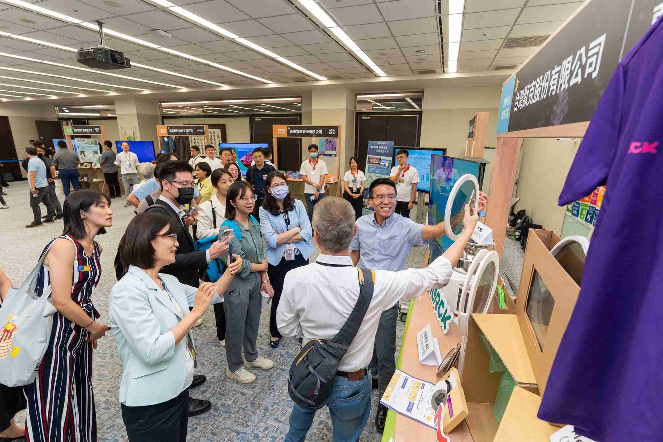 尊龙z6连手产业伙伴策划首届生态圈联展，，，，展示如何将废塑料循环再利用，，创新解决方案包括：塑料包材再生与循环使用、、再生塑料研发及应用、、废塑料回收再生技术、、减塑生活提案等