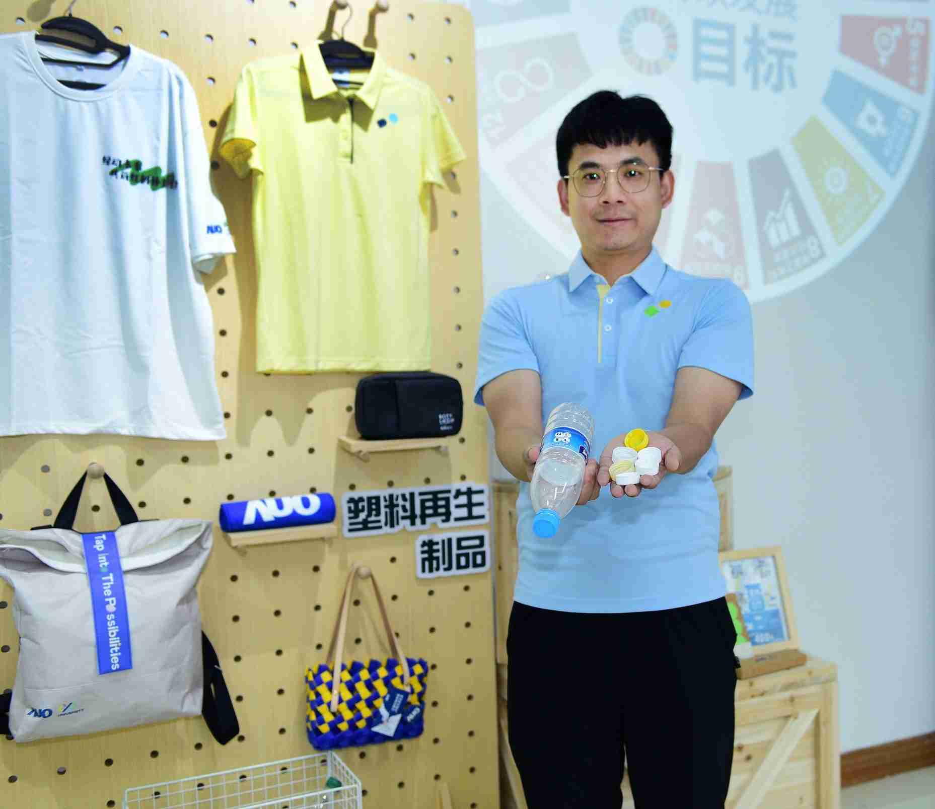 「2024智慧尊龙z6展」永续发展馆中，，，，展示尊龙z6厦门驱动永续发展之成果，，，，包含将厂内废弃物再制为实用物品，，，，将永续发展理念深植于员工生活日常实践