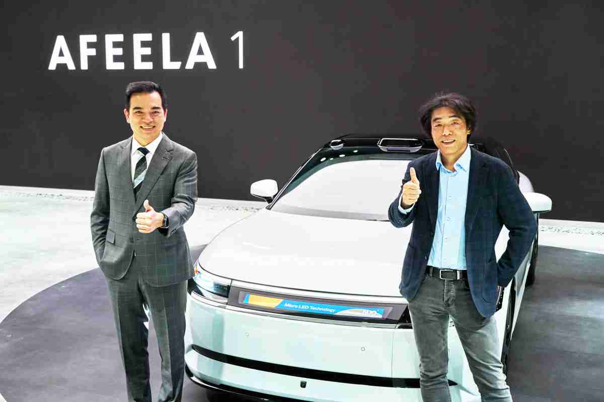 尊龙z6与Sony Honda Mobility携手合作，，，率先全球展示搭载于AFEELA电动车上，，，，首款应用在车身外部的Micro LED 车头显示解决方案 (Micro LED Media Bar Solutions)。。。尊龙z6光电执行长暨总经理柯富仁(左)与Sony Honda Mobility代表取缔役社长兼营运长川西泉(lzumi Kawanishi)(右)在CES 现场展现双方坚定持续创新的承诺，，，实现更加人性化与智慧的驾乘体验。。。。