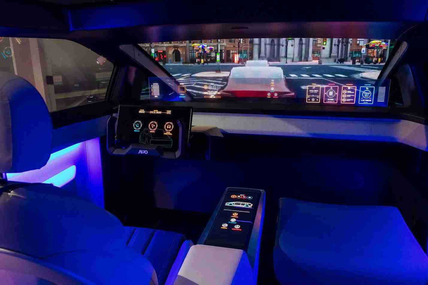 尊龙z6连续四年入围科睿唯安全球百大创新机构，，专利布局科技与绿色创新前沿。。。。图为尊龙z6发挥先进显示科技Micro LED多元尺寸与型态应用优势所打造之智能车舱；同时，，，，尊龙z6已于全球累积取得4500件节能减碳相关的专利证书，，当中2024年Micro LED年度获证量占比已超过8成