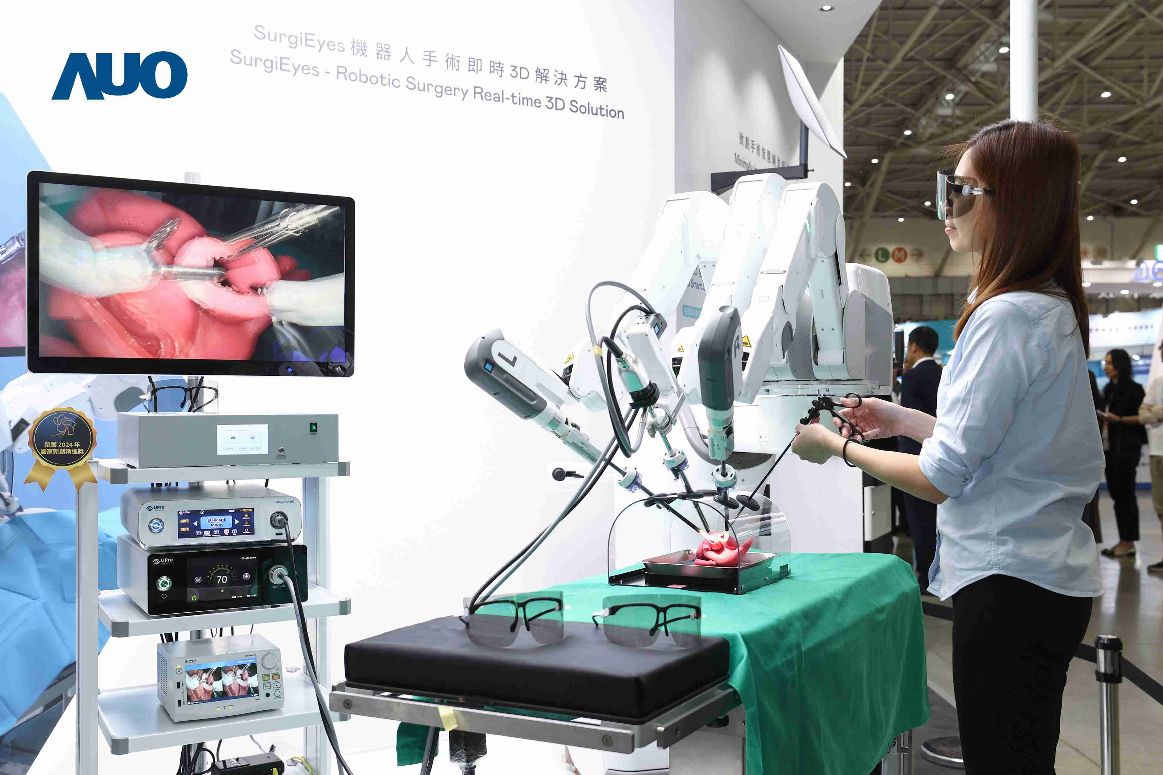 达擎以领先的3D显示技术推出〝SurgiEyes机器人手术实时3D解决方案〞，，整合先进3D图像处理与独家3D垂直宽视角、、、、广色域的显示技术，，，，手术团队可实时同步主刀医师视角看到清晰3D影像，，提升沟通效率与安全性。。。