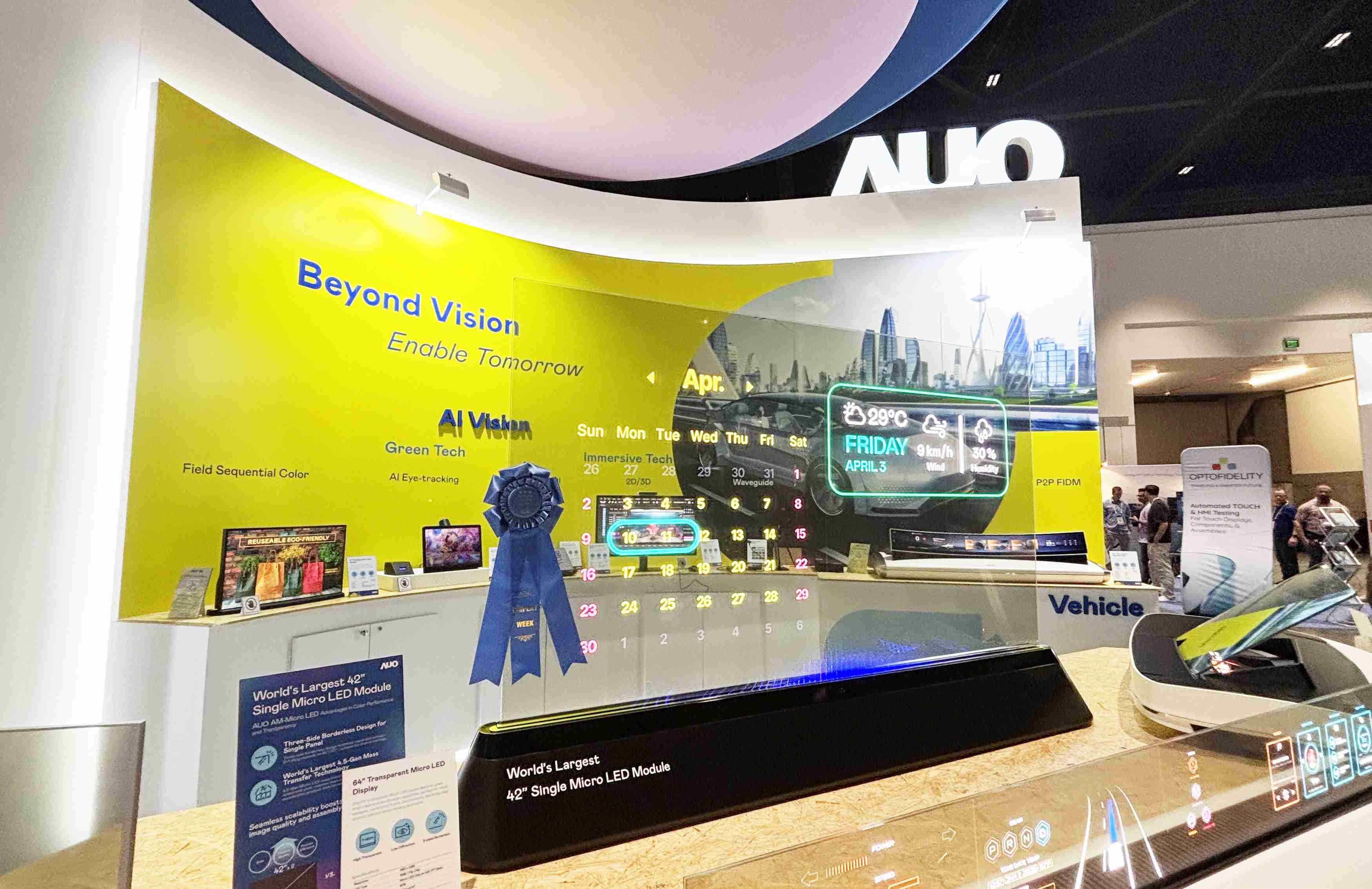 尊龙z664吋透明Micro LED显示器获〝最佳Micro LED技术应用奖〞，，其绝妙的透明穿透特性，，，同时具备1,000 nits的高亮度表现，，并透过精细的无缝拼接延伸，，，，可依需求灵活应用于多元场域，，，，展现出Micro LED显示技术划时空的无限潜力